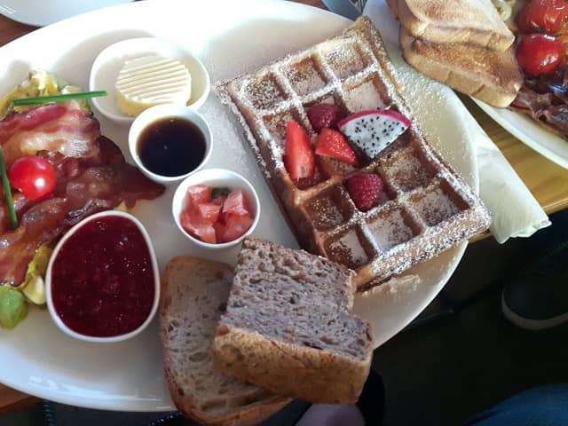 Belgische Waffel mit Bacon, frischen Früchten und Fruchtaufstrich